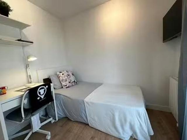 Habitación en Calle de la Genciana, Valdeacederas