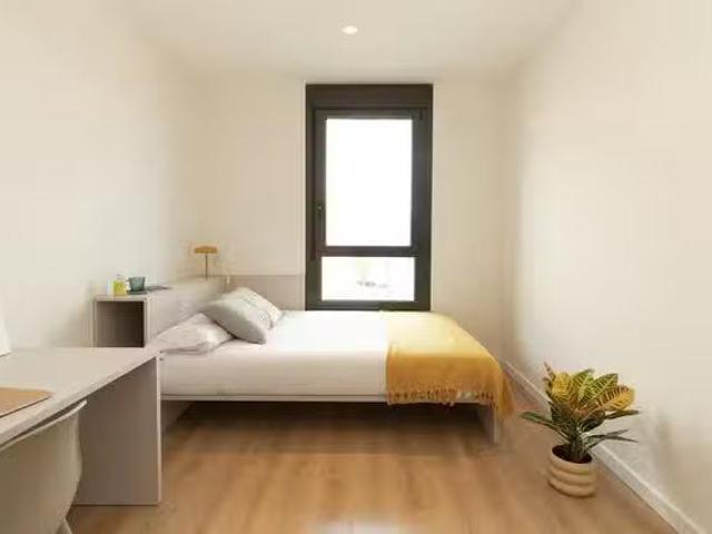 Habitación en Calle Fernando Población, Hospital