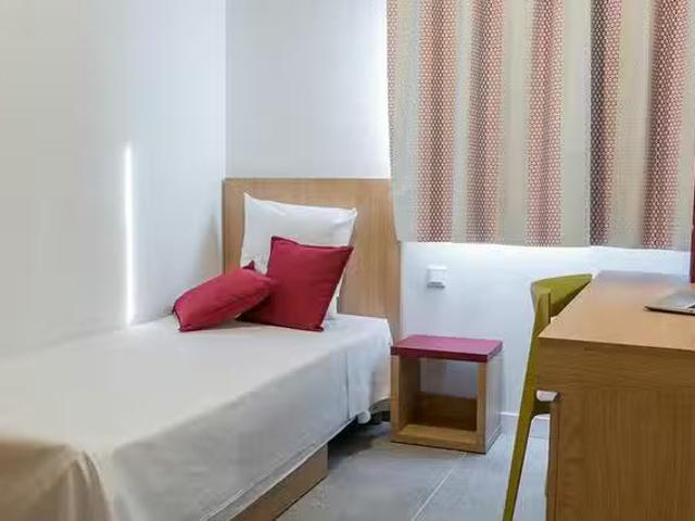 Habitación en Calle Leonardo da Vinci, La Cartuja