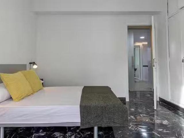 Habitación en Calle Periodista Azzati, Sant Francesc