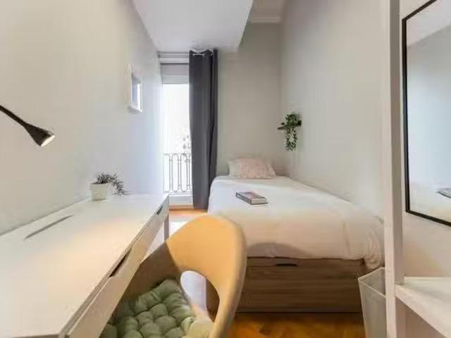 Habitación en Carrer Comte d'Altea, Gran Via