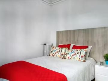 Habitación en Carrer de València, El Camp de l'Arpa del Clot