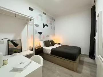 Habitación en Carrer de Viladomat, La Nova Esquerra de l'Eixam.
