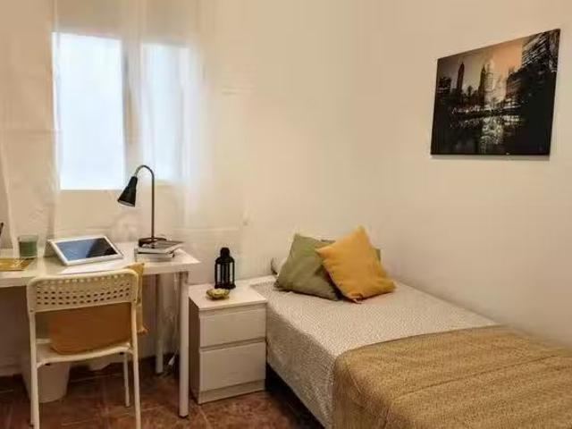 Habitación en Carrer del Literat Azorín, Russafa