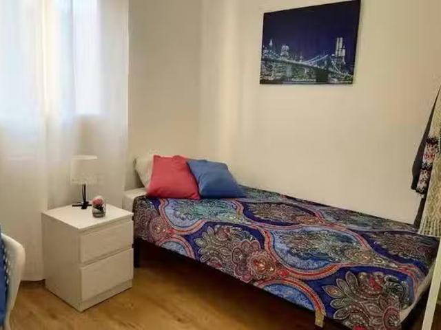 Habitación en Carrer del Literat Azorín, Russafa