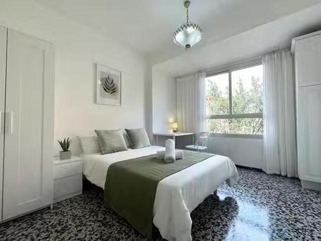 Habitación en Carrer del Poeta Más i Ros, Algirós