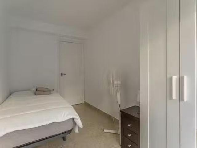 Habitación en Carrer del Poeta Mas i Ros, l'Illa Perduda