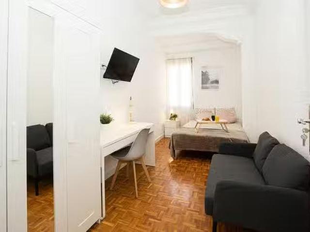 Habitación en Carrer Honorato Juan, Arrancapins