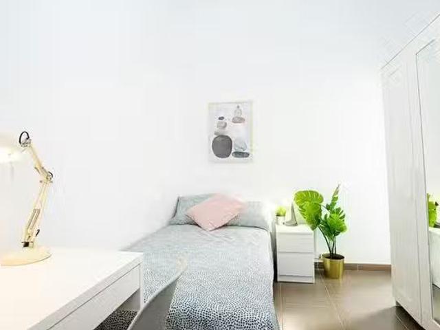 Habitación en Carrer Honorato Juan, Arrancapins
