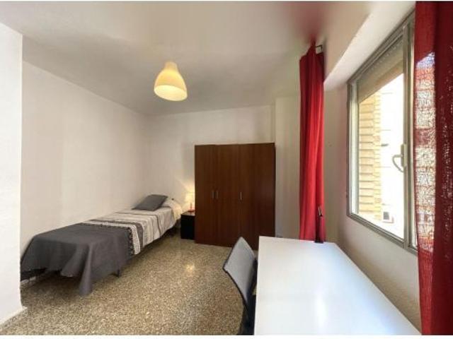 HABITACIÓN EN PISO COMPARTIDO CON 3 DORMITORIOS ZONA LA MERCED