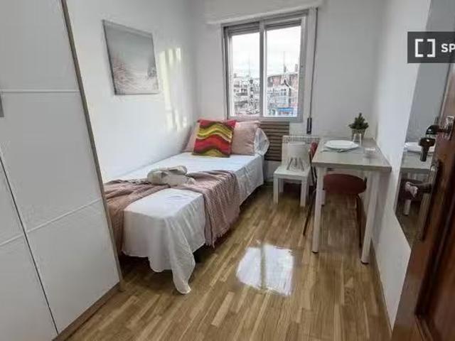 Habitación en piso compartido de 4 habitaciones en alquiler, V.