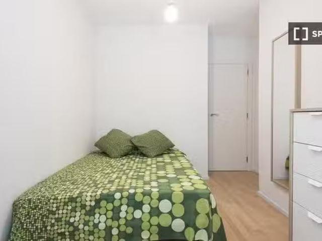 Habitación en piso compartido de 4 habitaciones en alquiler, e.