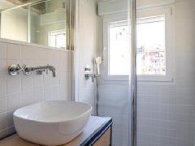 Habitación en piso compartido de 4 habitaciones en alquiler en Valdeacederas, Madrid