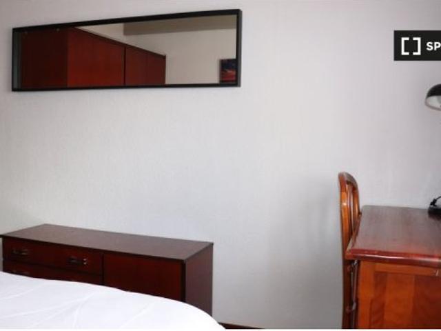 Habitación en piso compartido de 4 habitaciones en alquiler en Alcalá de Henares, solo para profesio