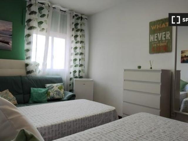 Habitación en piso compartido de 4 habitaciones en alquiler en Alcalá de Henares, solo para profesio