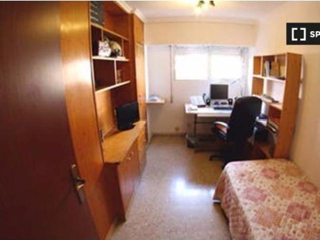 Habitación en piso compartido de 4 habitaciones en alquiler en Alicante, solo para profesionales y e