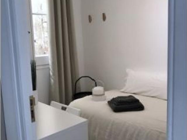 Habitación en piso compartido de 4 habitaciones en alquiler en Collblanc, Barcelona