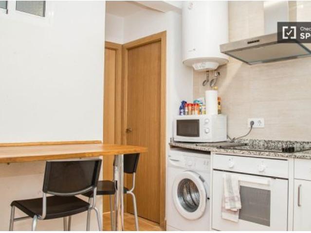 Habitación en piso compartido de 4 habitaciones en alquiler en El Raval