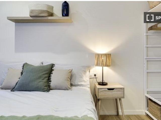 Habitación en piso compartido de 4 habitaciones en alquiler en El Raval, ideal para profesionales y