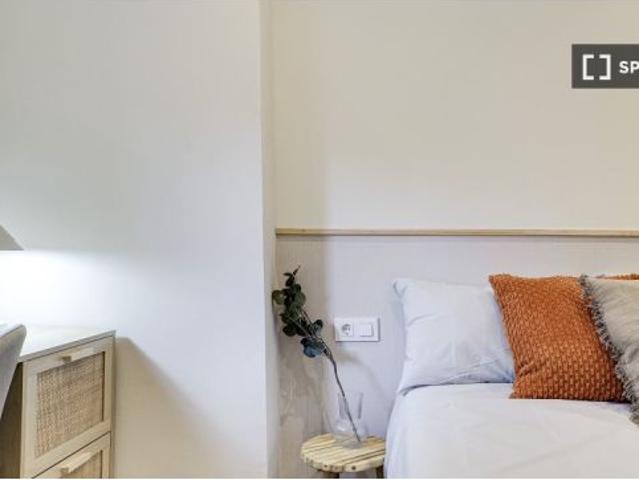 Habitación en piso compartido de 4 habitaciones en alquiler en El Raval, ideal para profesionales y