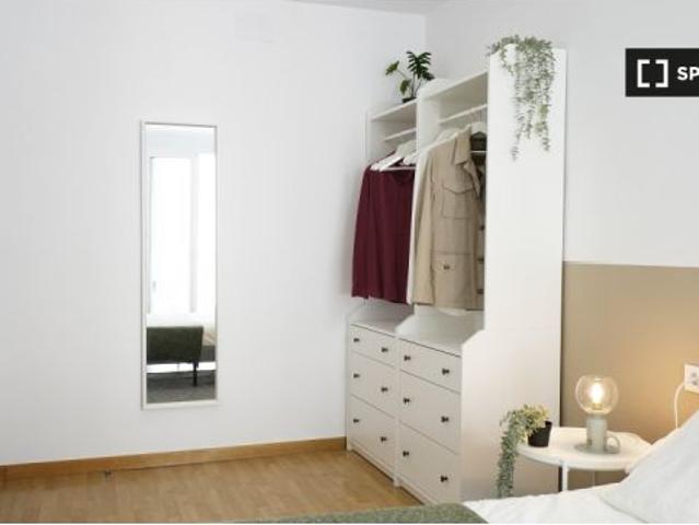 Habitación en piso compartido de 4 habitaciones en alquiler en El Raval, ideal para profesionales y