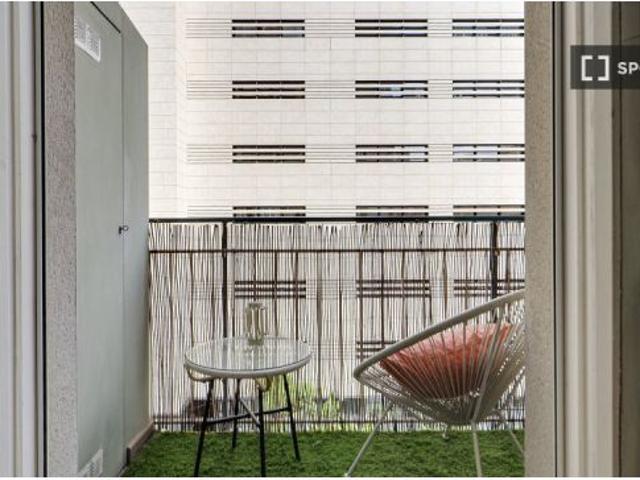 Habitación en piso compartido de 4 habitaciones en alquiler en el Raval, ideal para profesionales y