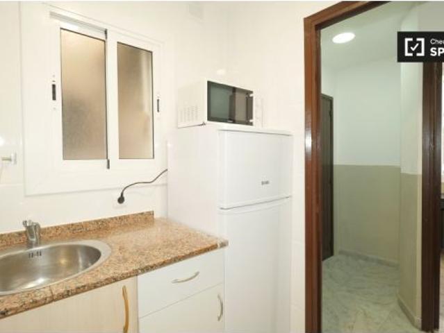 Habitación en piso compartido de 4 habitaciones en alquiler en El Raval, solo para profesionales y e