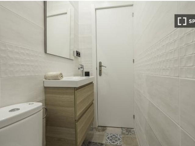 Habitación en piso compartido de 4 habitaciones en alquiler en El Raval, solo para profesionales y e