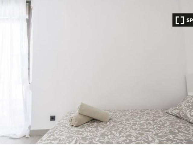 Habitación en piso compartido de 4 habitaciones en alquiler en El Raval, solo para profesionales y e