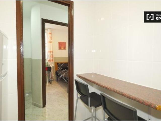 Habitación en piso compartido de 4 habitaciones en alquiler en El Raval, solo para profesionales y e