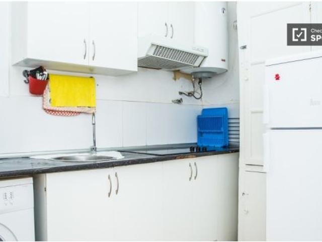 Habitación en piso compartido de 4 habitaciones en alquiler en el Raval, solo para profesionales o e