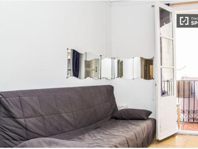 Habitación en piso compartido de 4 habitaciones en alquiler en el Raval, solo para profesionales o e