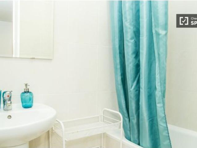 Habitación en piso compartido de 4 habitaciones en alquiler en El Raval, solo profesionales