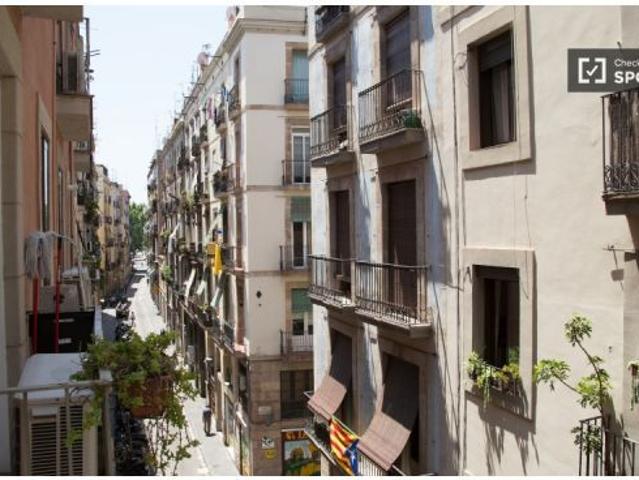 Habitación en piso compartido de 4 habitaciones en alquiler en El Raval, solo profesionales