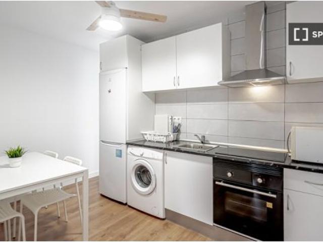 Habitación en piso compartido de 4 habitaciones en alquiler en Moscardó, solo para profesionales