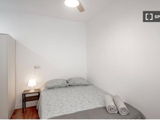 Habitación en piso compartido de 4 habitaciones en alquiler en Moscardó, solo para profesionales