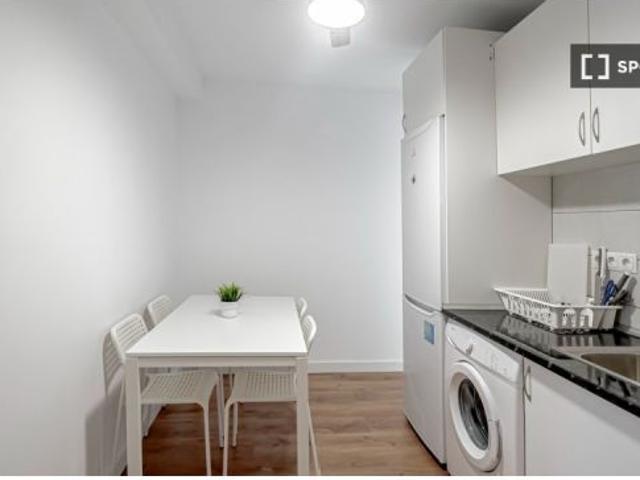 Habitación en piso compartido de 4 habitaciones en alquiler en Moscardó, solo para profesionales