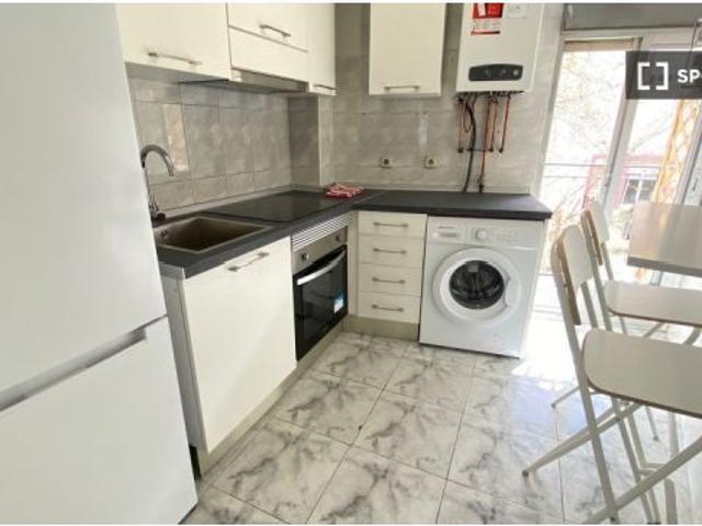 Habitación en piso compartido de 4 habitaciones en alquiler en San Isidro, Madrid perfecta para prof