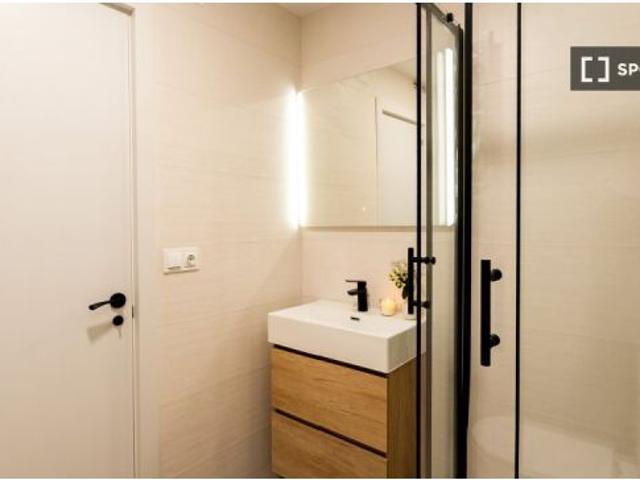 Habitación en piso compartido de 4 habitaciones en alquiler en Sabadell, solo para profesionales o e