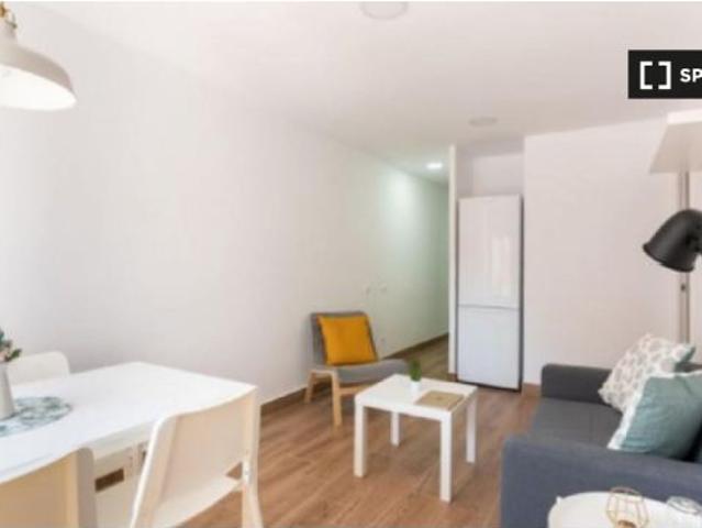 Habitación en piso compartido de 4 habitaciones en La Torrassa, solo para profesionales