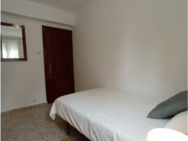 Habitación en piso compartido de 5 habitaciones en Ventas, ideal para profesionales y estudiantes