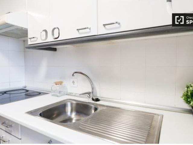 Habitación en piso compartido de 5 habitaciones en Alcalá de Henares. Profesionales y estudiantes bi