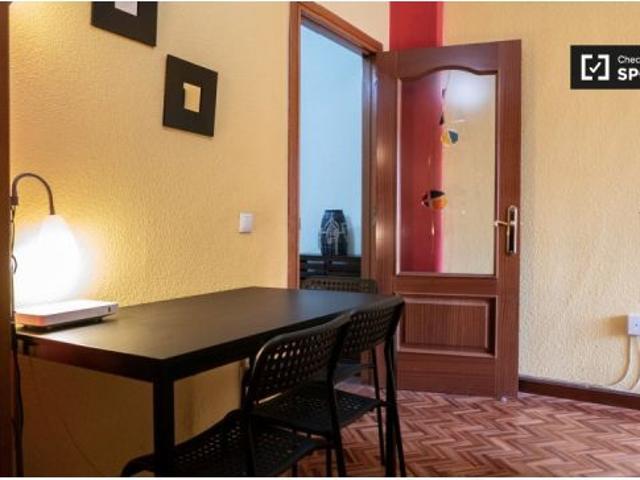 Habitación en piso compartido de 5 habitaciones en Alcalá de Henares, solo para profesionales y estu