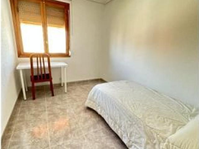 Habitación en piso compartido de 5 habitaciones en Alicante, ideal para hombres