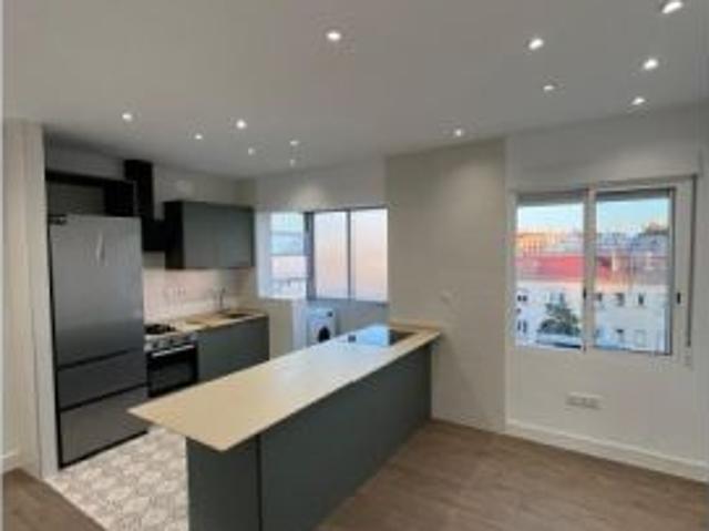 Habitación en piso compartido de 5 habitaciones en Alicante. Parejas: suplemento de 150 €