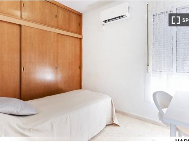 Habitación en piso compartido de 5 habitaciones en alquiler en Triana, Sevilla