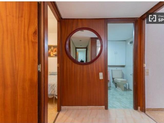 Habitación en piso compartido de 5 habitaciones en alquiler en Trinitat