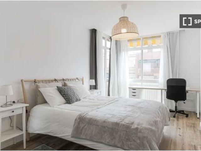 Habitación en piso compartido de 5 habitaciones en alquiler en Vila de Gràcia, gastos incluidos, sol
