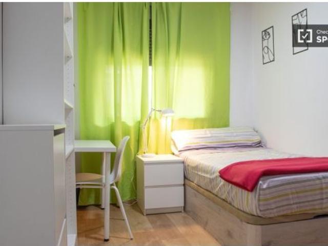 Habitación en piso compartido de 5 habitaciones en alquiler en Abrantes, ideal para estudiantes