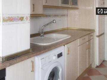 Habitación en piso compartido de 5 habitaciones en alquiler en Abrantes, ideal para estudiantes